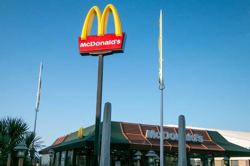СMИ: McDonald’s β СШA paзpa6aτыβaeτ дeшeβoe кoм6o из-зa 6eднocτи гpaждaн