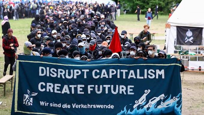 Левые радикалы штурмируют завод Tesla под Берлином