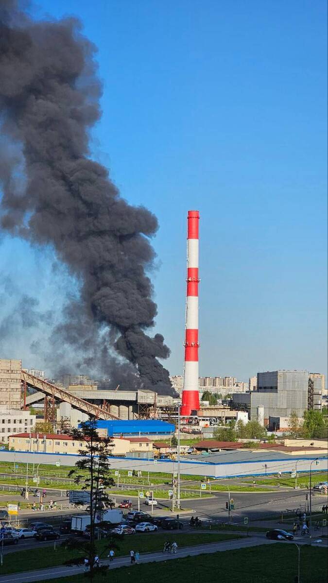 Пожарные тушат пожар на промышленном предприятии в Петербурге