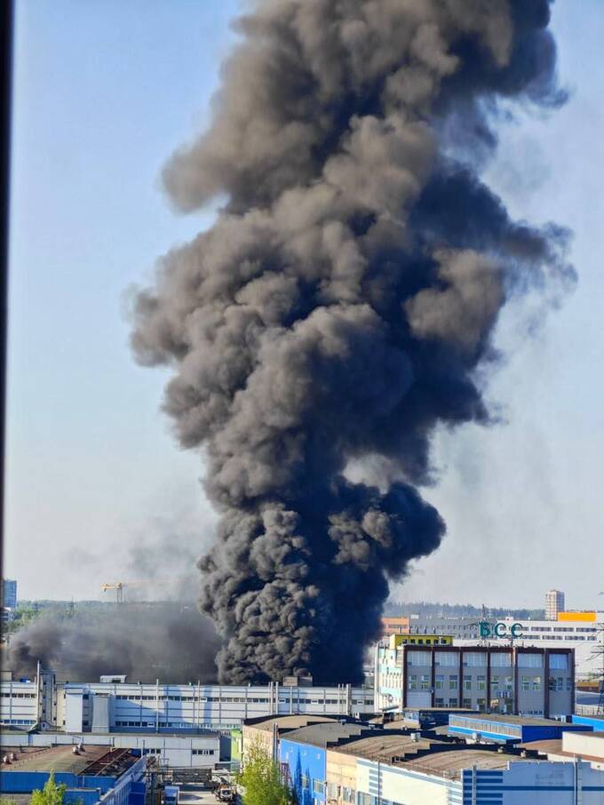 Пожарные тушат пожар на промышленном предприятии в Петербурге